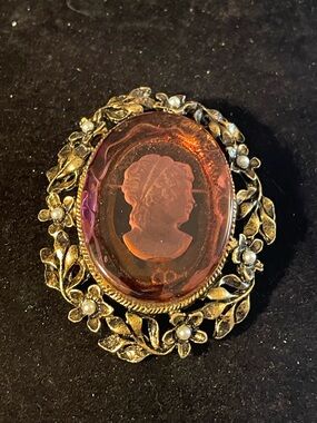 Vintage Cameo Purple Glass Pin Brooch Pendant. Fashion Costume Jewelry. Floral